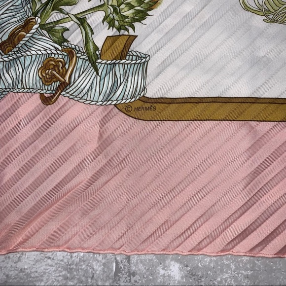Hermès “Regina” by Leila Menchari 100% Silk Scarf - Picture 3 of 10